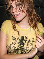Emo chicks having great fun making some porn photos