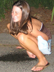 Hottie pushes aside her panties and streams