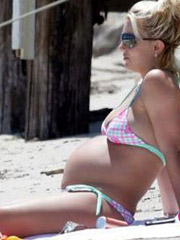 Pregnant teen goes to school