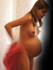 Cock hungry pregnant hottie likes giving a nice headjob
