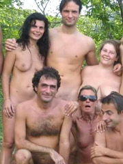 Bi couples trade cum and pussy
